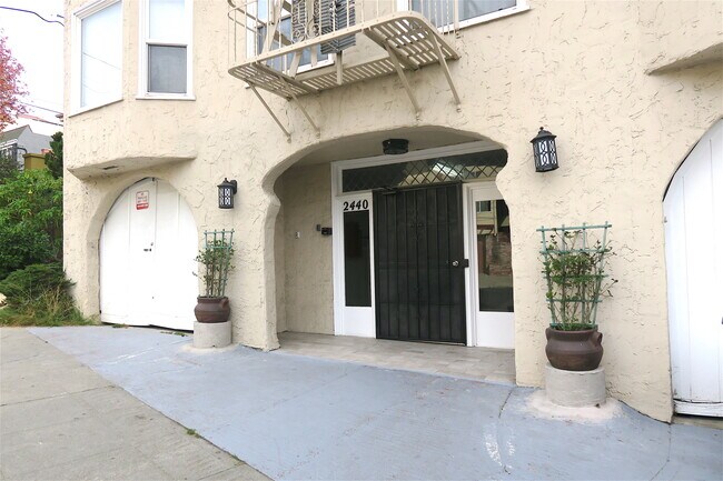 Foto del edificio - 2440 8th Ave
