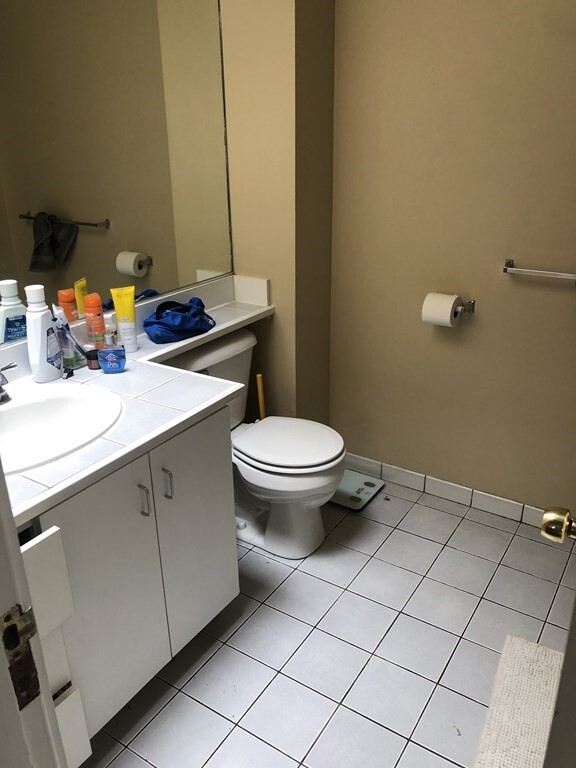 Building Photo - 682 E 6th St