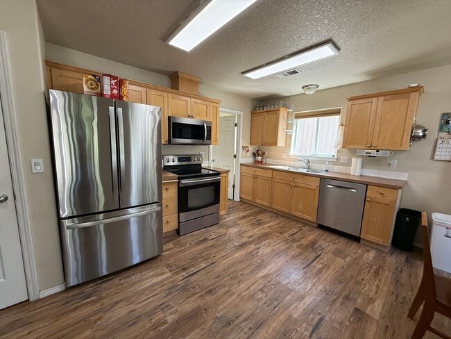 Building Photo - Fantastic 3 Bed/2.5 Bath Single Family Home in SE Bend