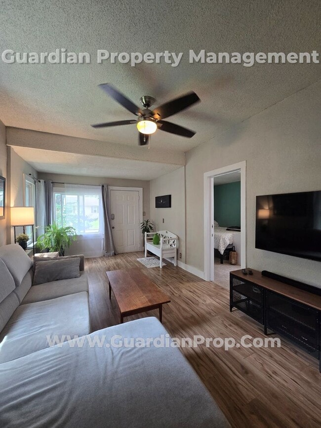 Foto del edificio - South Minneapolis home with living on the ...