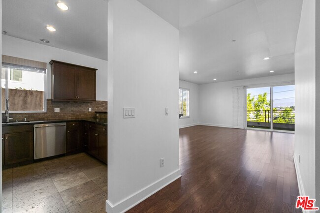 Foto del edificio - 11851 Laurelwood Dr