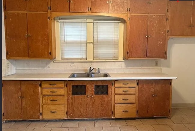 Building Photo - 3 Bedroom, 1 Bathroom House