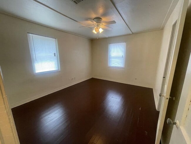 Building Photo - Adorable 1 Bedroom 1 Bathroom Duplex For L...
