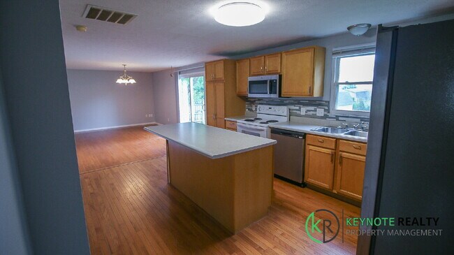 Foto del edificio - Gorgeous 4 Bedroom, 4 Bathroom Home Availa...