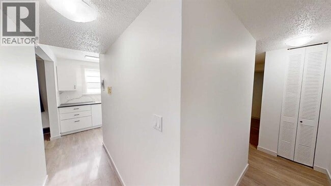 Photo du bâtiment - 9515-9100 100 Ave.