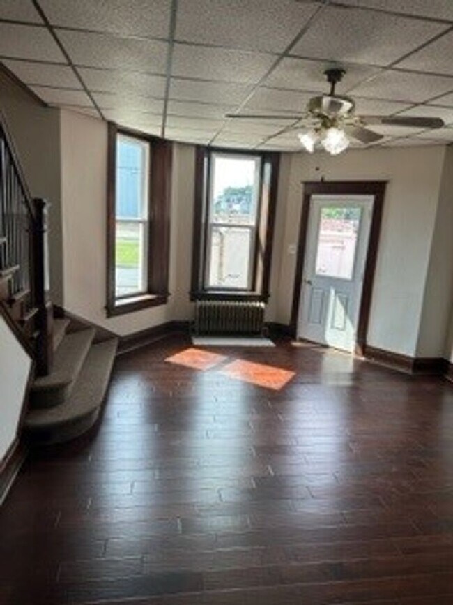Building Photo - 402 N Railroad St