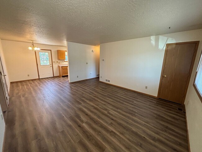 Foto del edificio - 727 Hendrickson Dr