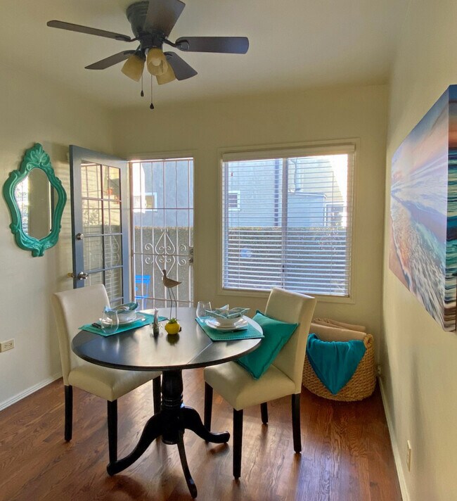 Comer aquí o fuera - 5655 E 2nd St