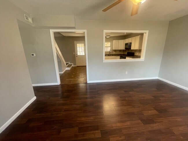 Foto del edificio - 4 bedroom 2 full bath home available now!