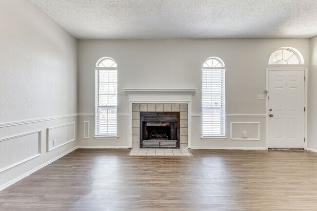 Foto del edificio - Easy Access to Highways with this 3BR in Arlington