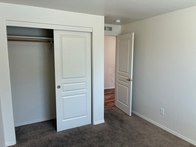 Building Photo - 2214 E Elm Grove Dr