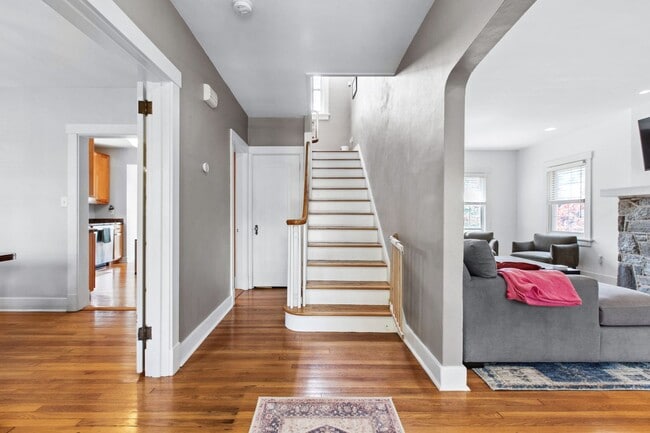 Building Photo - *Beautifully Updated & Spacious 4BD/4BA Si...