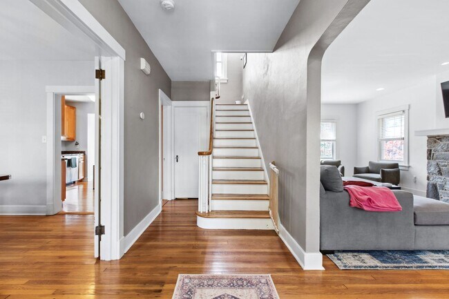 Foto del edificio - *Beautifully Updated & Spacious 4BD/4BA Si...