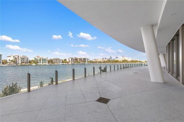 Foto del edificio - 5 Grove Isle Dr