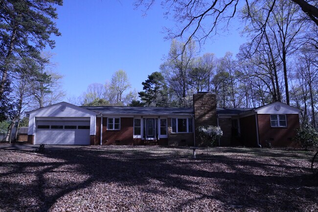 Foto del edificio - Room in Single Family Home on Mineral Springs Rd