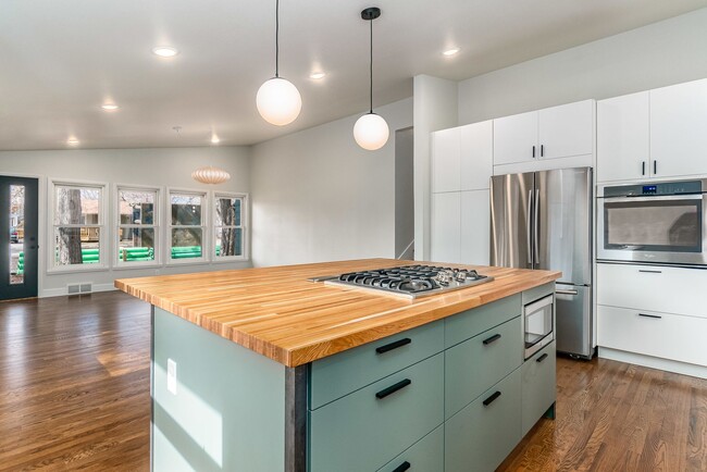 Building Photo - Beautiful 2 Bed 1 Bath House by CSU Campus!