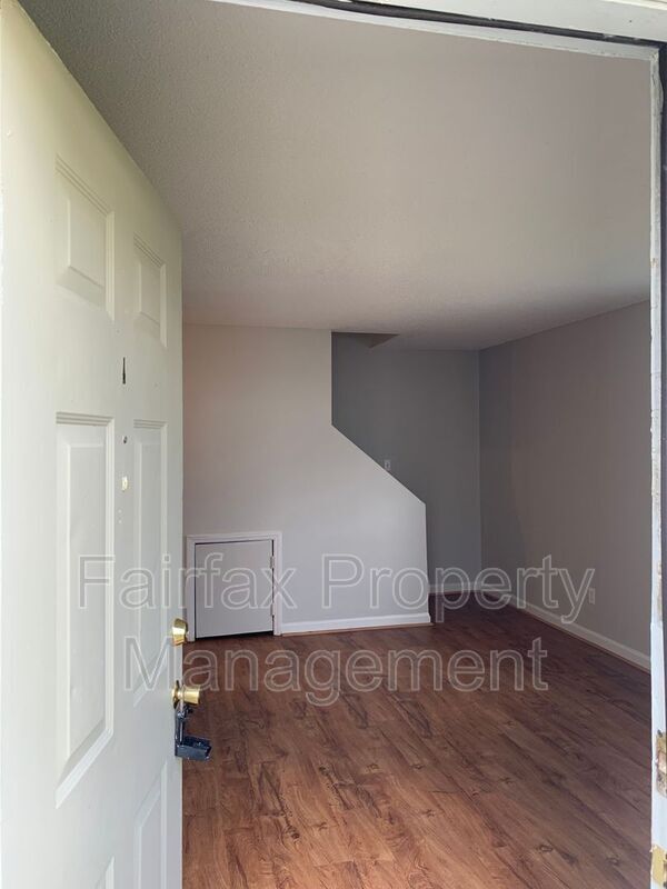 Building Photo - 1427 Cherrycrest Dr