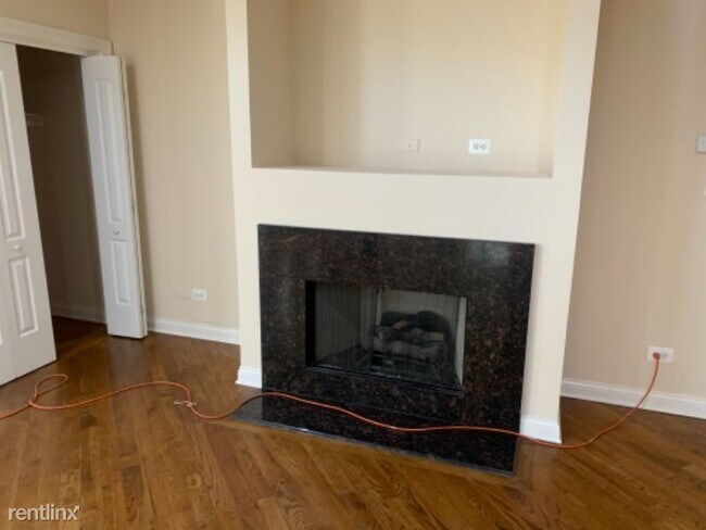 Building Photo - 4 br, 2 bath Townhome - 4040 S Prairie Ave