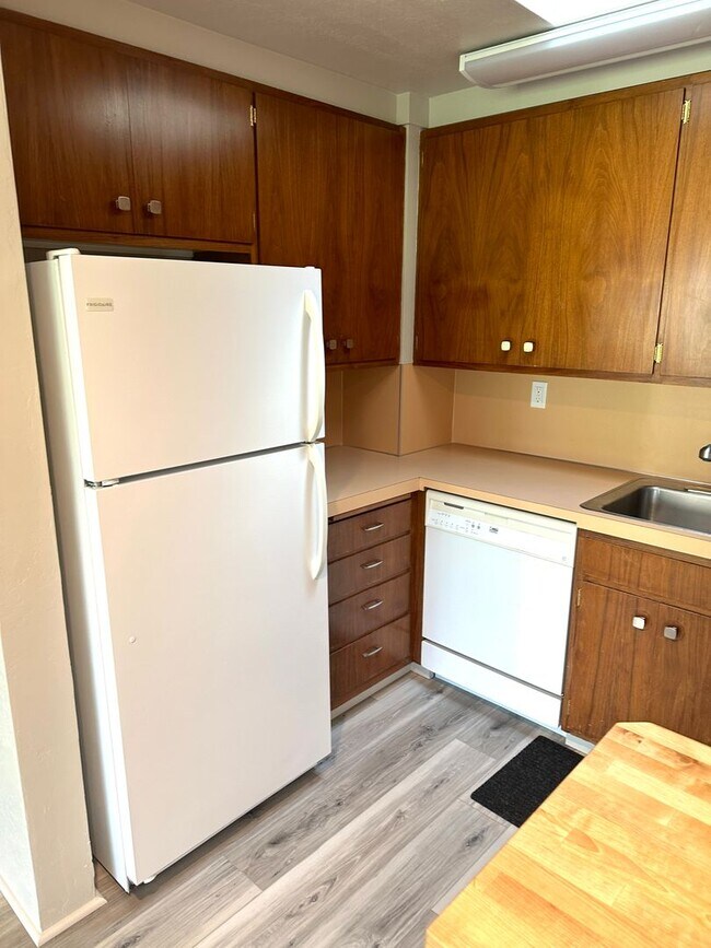 Foto del edificio - Remodeled Townhouse On Hillcrest Country Club