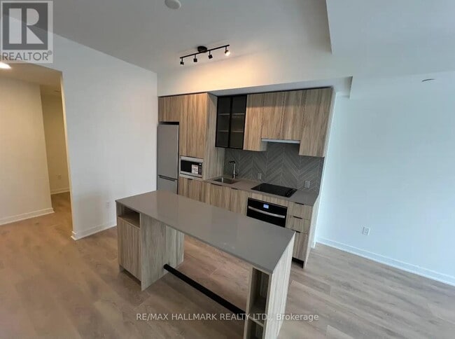 Photo du bâtiment - 1037 The Queensway