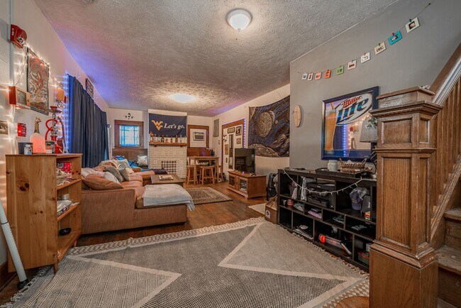 Foto del edificio - 4 Bedroom/ 2 Bathroom House - Downtown - A...