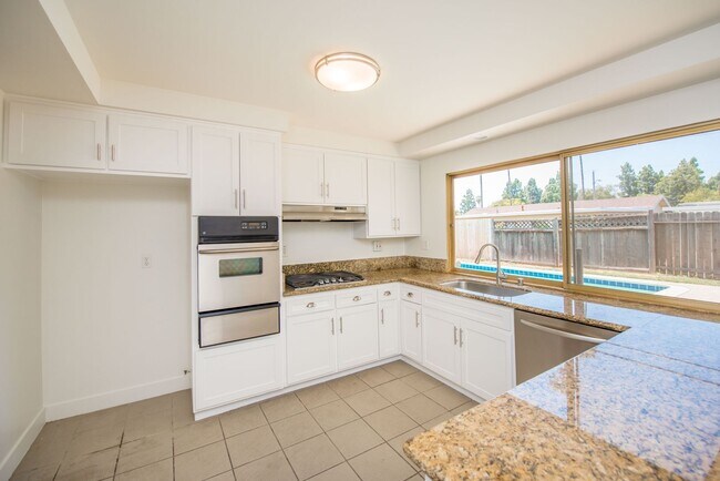 Foto del edificio - COSTA MESA: 3 Bedroom Single Story Home with a Pool
