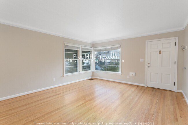 Building Photo - Cozy Duplex In SE Hawthorne! With Utilitie...