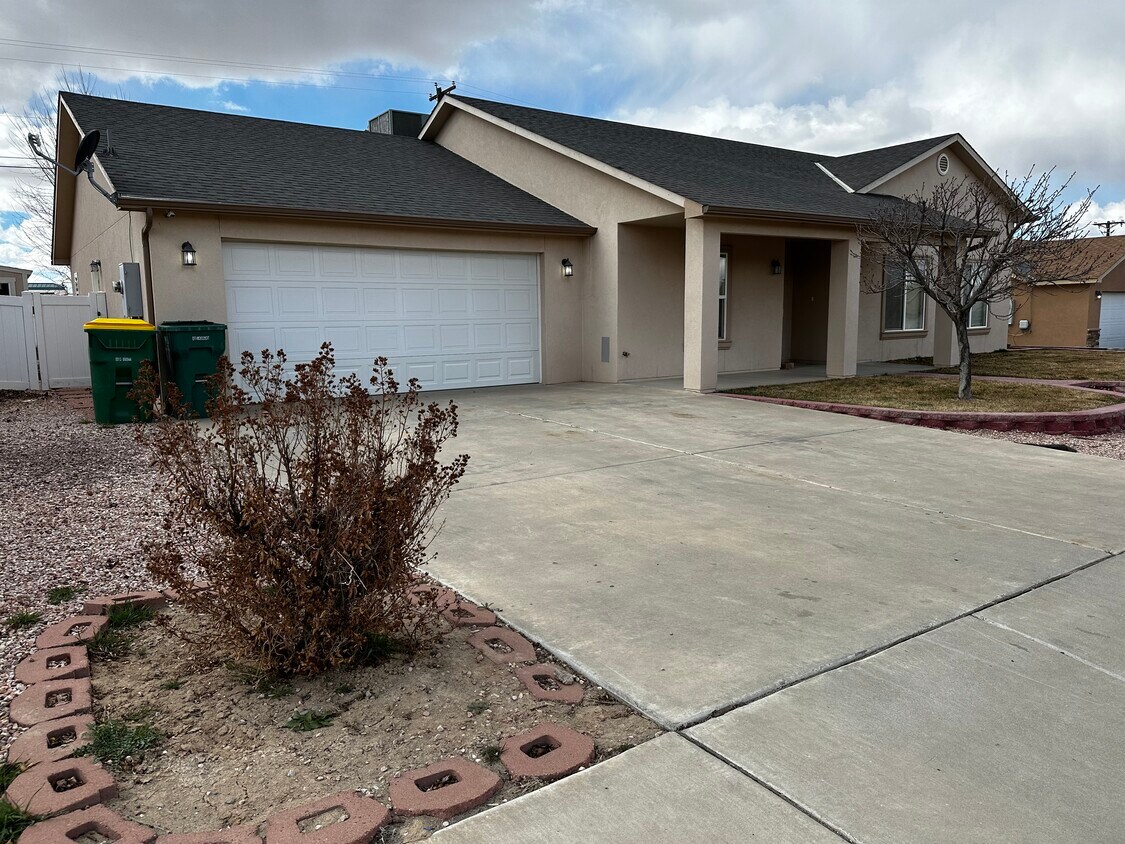 Primary Photo - 613 Mesa Vista Dr