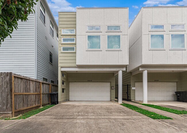 Foto del edificio - 2212 Hutchins St