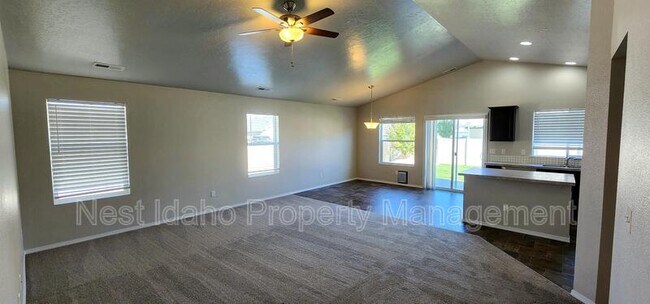 Foto del edificio - 2316 N Mountain Ash Ave