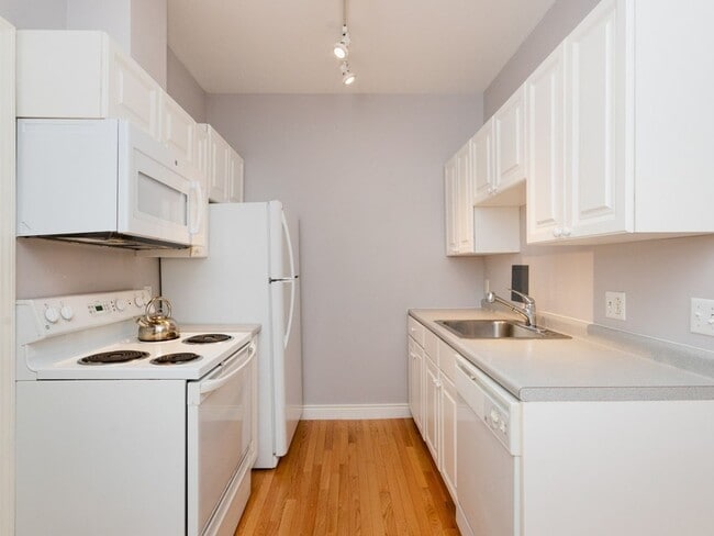 Building Photo - Historic Charm in Back Bay
