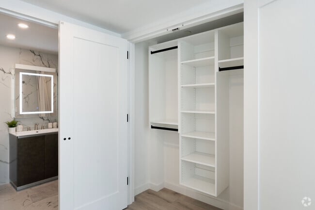 2 habitaciones, 2 baños, 907 pies cuadrados, dormitorio principal - The Bay