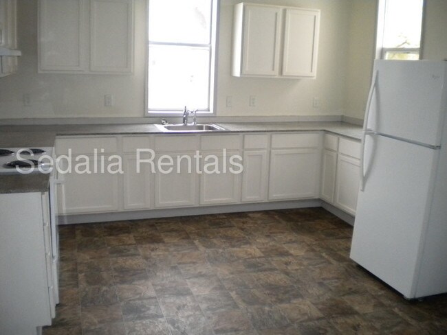Building Photo - Large 4 bed, 2.5 bath pet friendly home