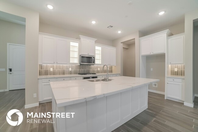 Foto del edificio - 14033 W Desert Flower Dr