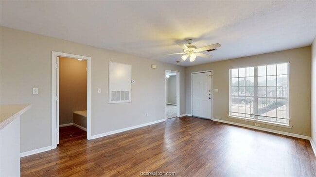 Building Photo - 1507 Hollowhill Drive Unit A