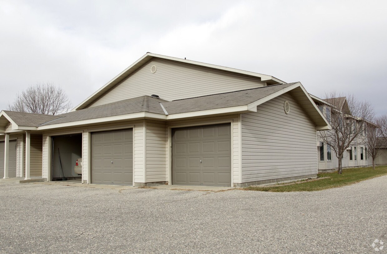 Building Photo - 190 Country Club Rd
