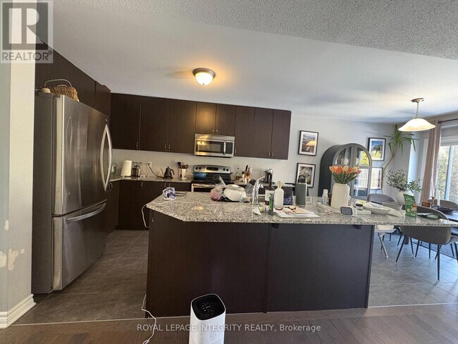 Building Photo - 325 Meadowbreeze Dr