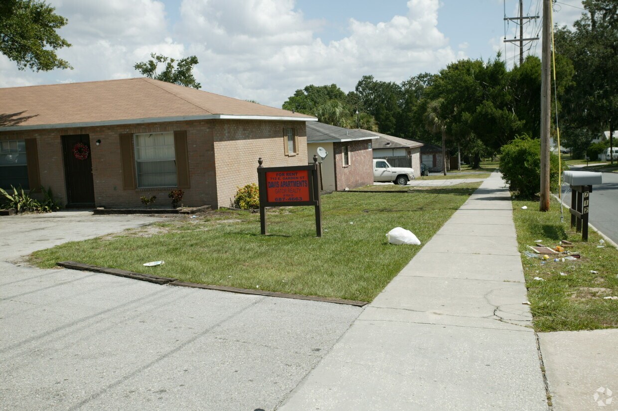Building Photo - 712 E Garden St