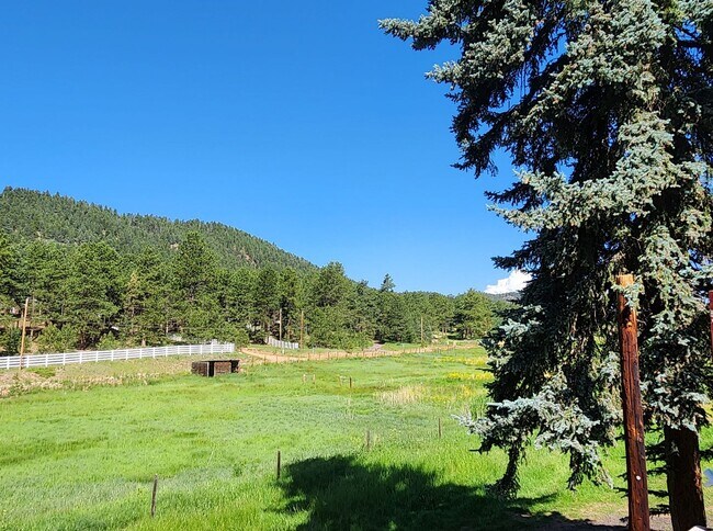 Foto del edificio - 4 BEDROOM, 3 BATH ON A FABULOUS RANCH IN W...