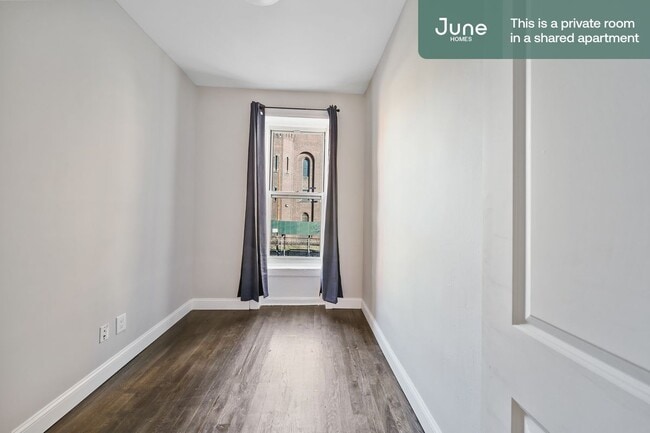 Building Photo - ROOM ONLY in 4-bed/2.0-bath Home
