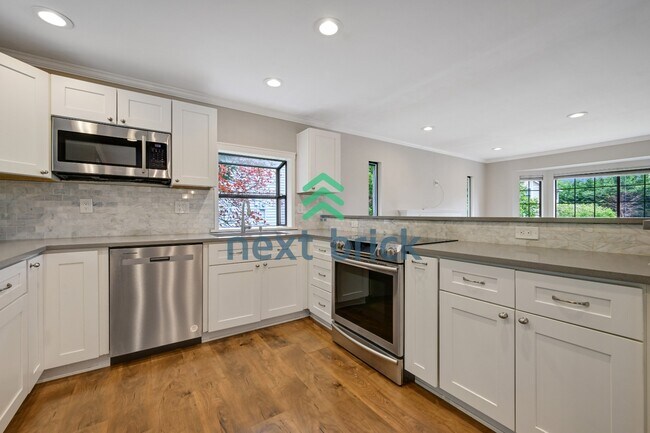 Foto del edificio - Move-In Ready 4 Bedroom Home in Prime Bellevue Location