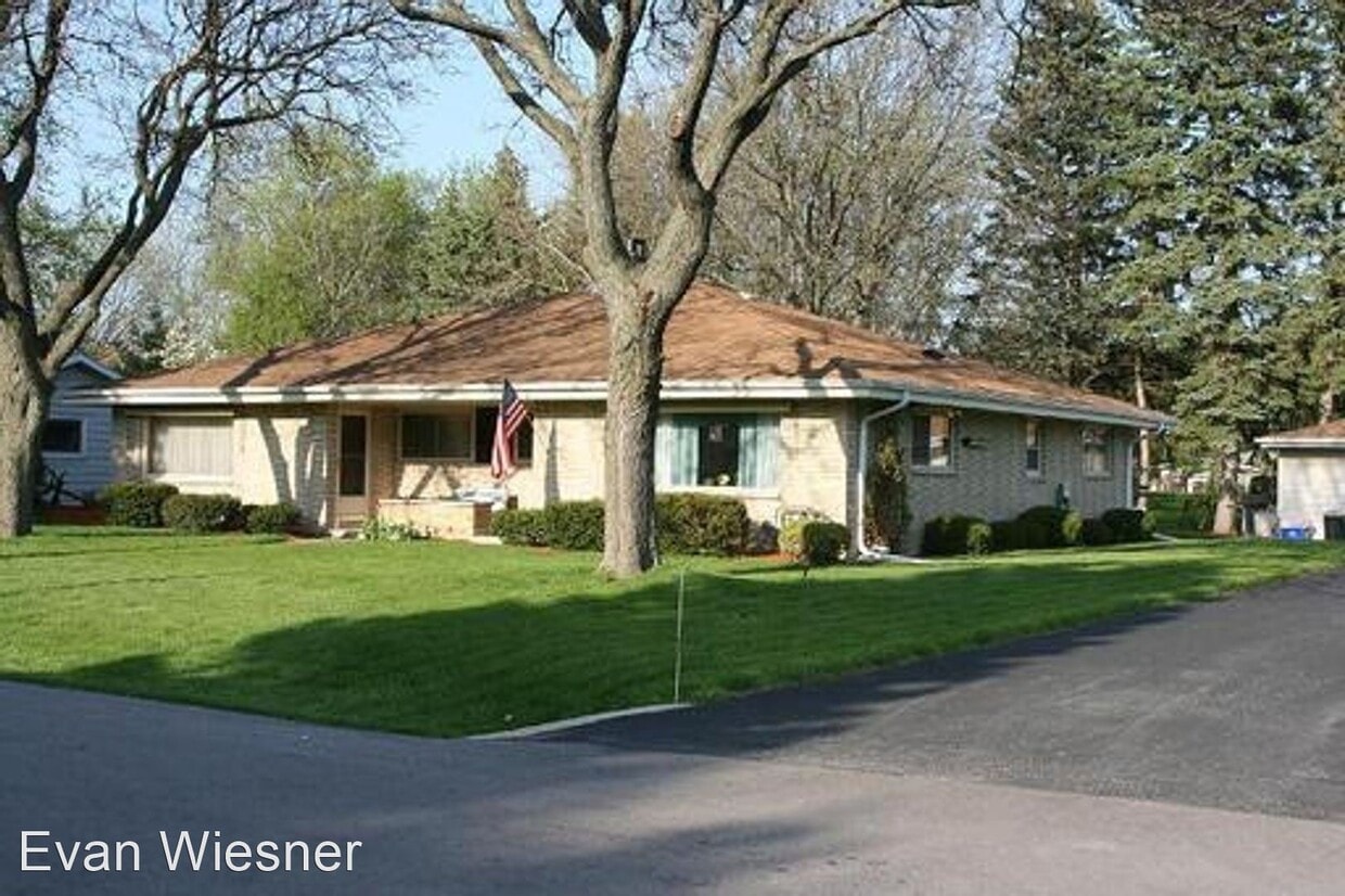 5642 S 106th St, Hales Corners, WI 53130 Room for Rent in Hales