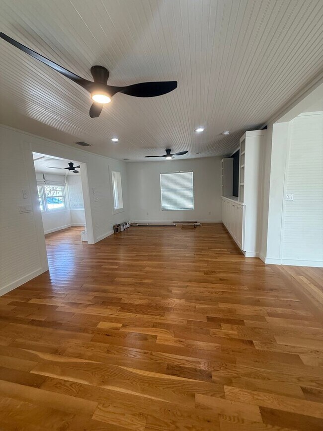 Building Photo - Updated Costal - Style home