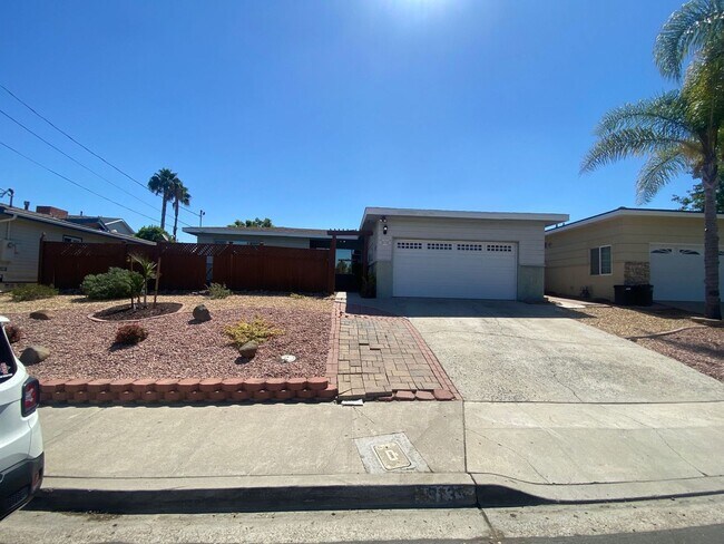 Building Photo - Great Location, Beautiful Pool! (Lease out...