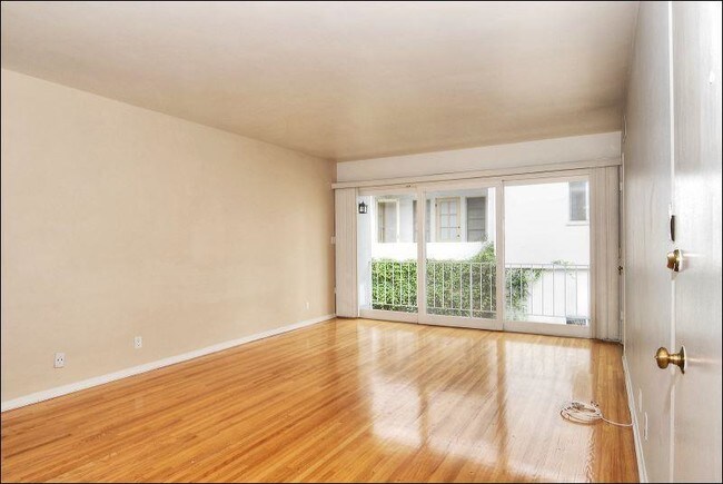 Foto del edificio - 204 S Arnaz Drive Apts.