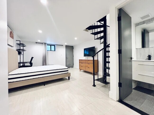 Foto del edificio - Furnished room/NOT APARTMENT