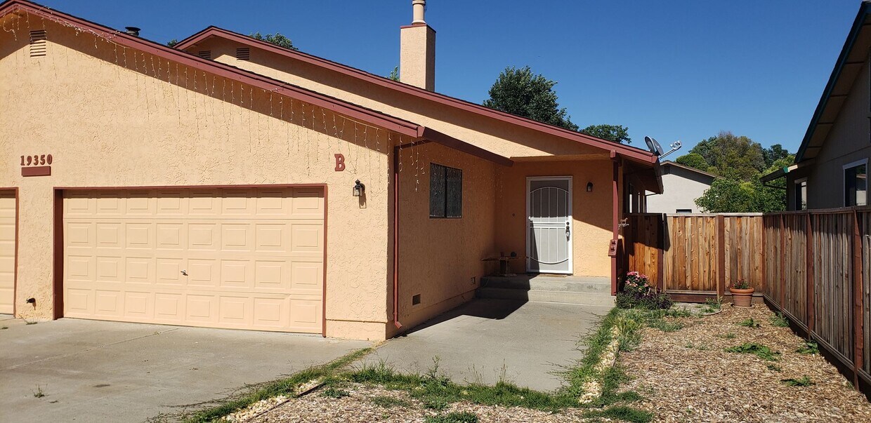 Foto principal - 19350oldcreekroadUNITb.IS4LEASE.COM
