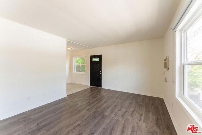 Foto del edificio - 10708 1/2 Moorpark Street Unit