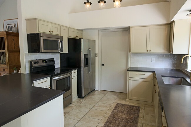 Building Photo - 708 Cowal Dr S