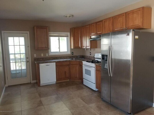 Building Photo - 39 Poplar Ave